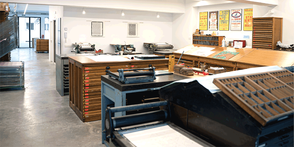 Visita al Taller de impresión tipográfica (letterpress) GRAGRA y a la exposición «Hacia aquí, hacia allá, hacia casa»